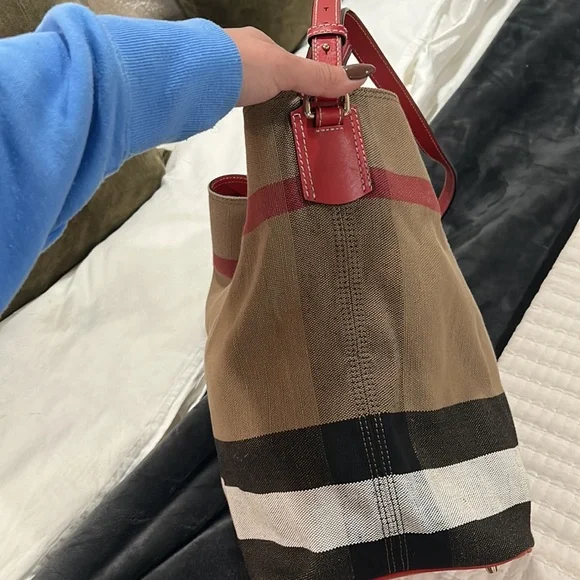 Authentic Burberry Ashby Purse - Picture 5 of 11